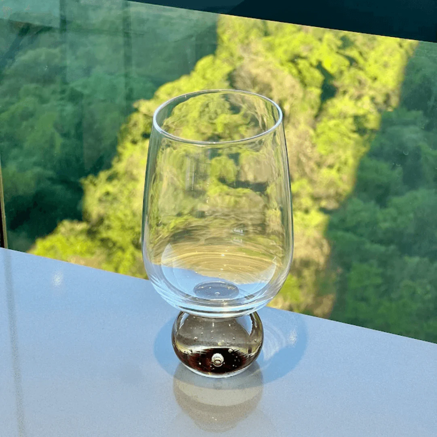 Taça base esfera Âmbar na bancada