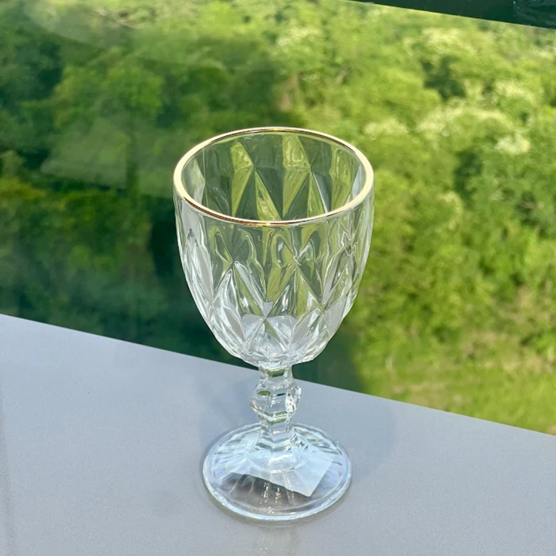 Taça com Borda Dourada 300ml na bancada