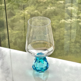 Taça de vinho com base diamante azul em vidro transparente