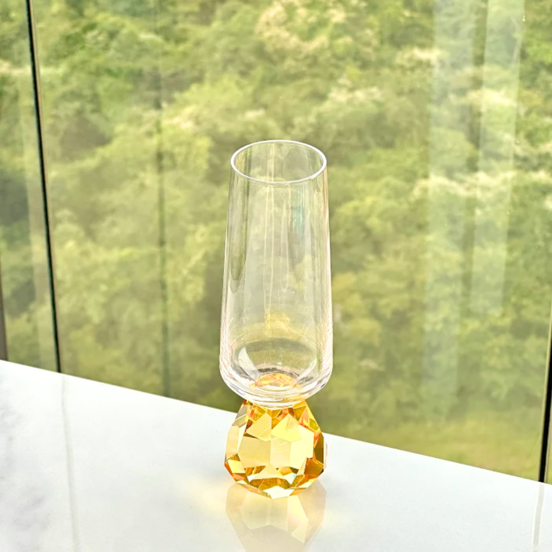 Taça para champanhe com base diamante âmbar em vidro transparente