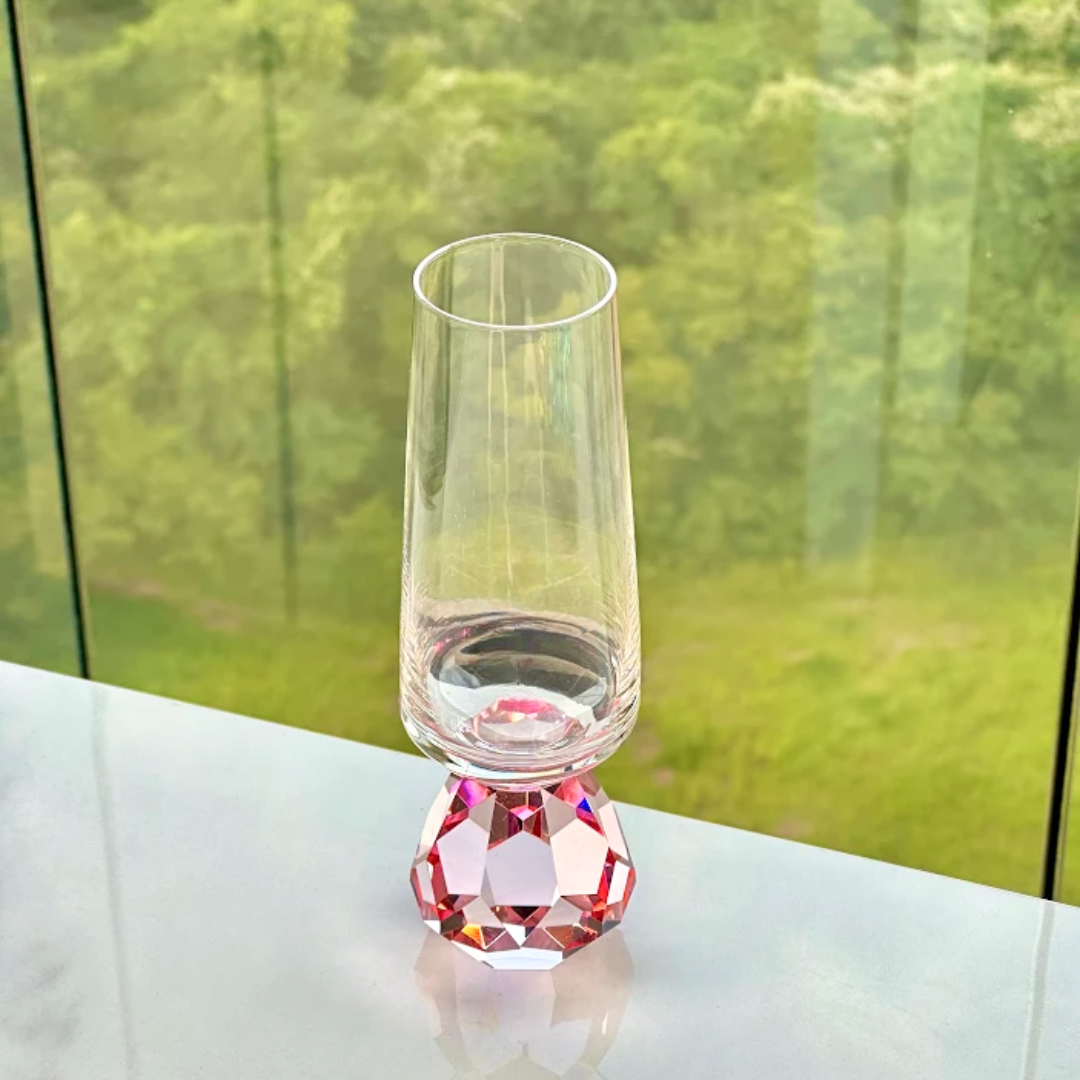 Taça para champanhe rosa na bancada