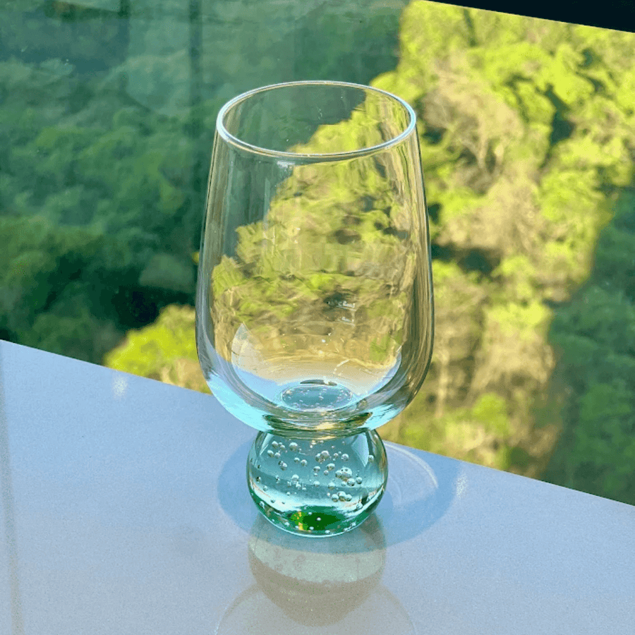 Taça Copo para Vinho com Base Esfera Transparente e Verde 540ml