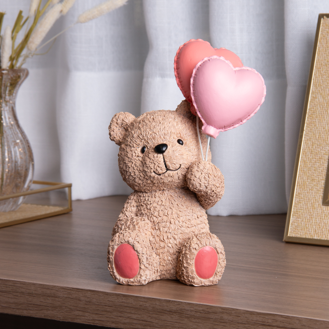 Figura decorativa urso com balões coração em tons pastel de frente