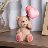 Figura decorativa urso com balões coração em tons pastel de frente