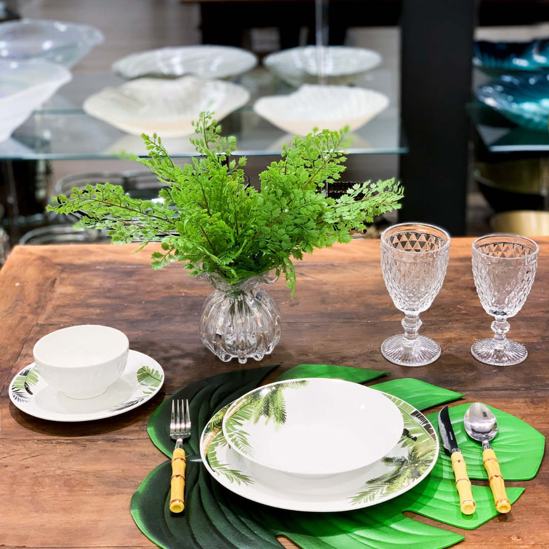 Vaso Murano decorando uma mesa com prato e copos