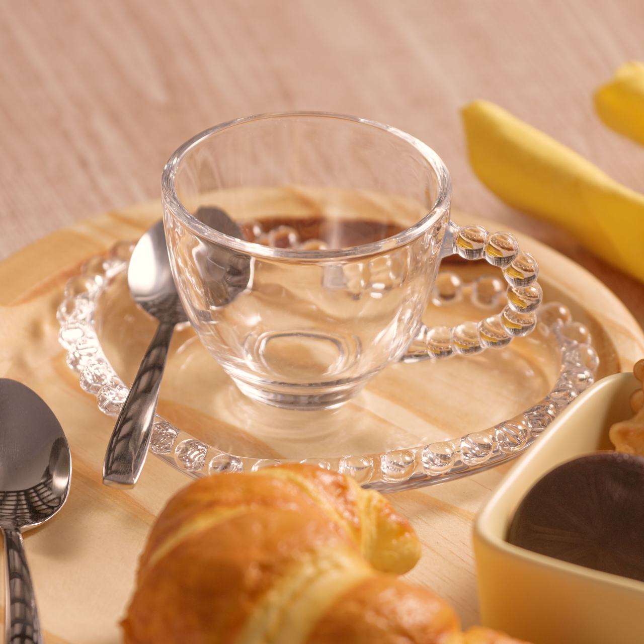 Xícara Chá Cristal de Chumbo Com Pires Coração Pearl 180ml na mesa