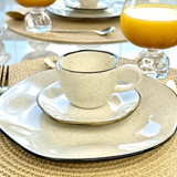 Xicara de Café com Pires Maresia 75ml na mesa