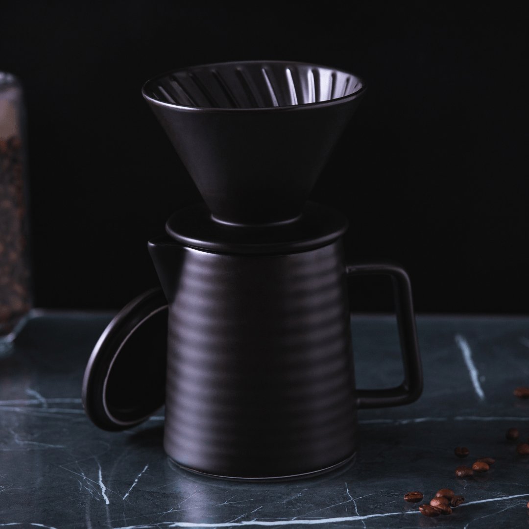 Bule com Tampa e Suporte para Filtro em Cerâmica Preta 600ml - Ela Decora