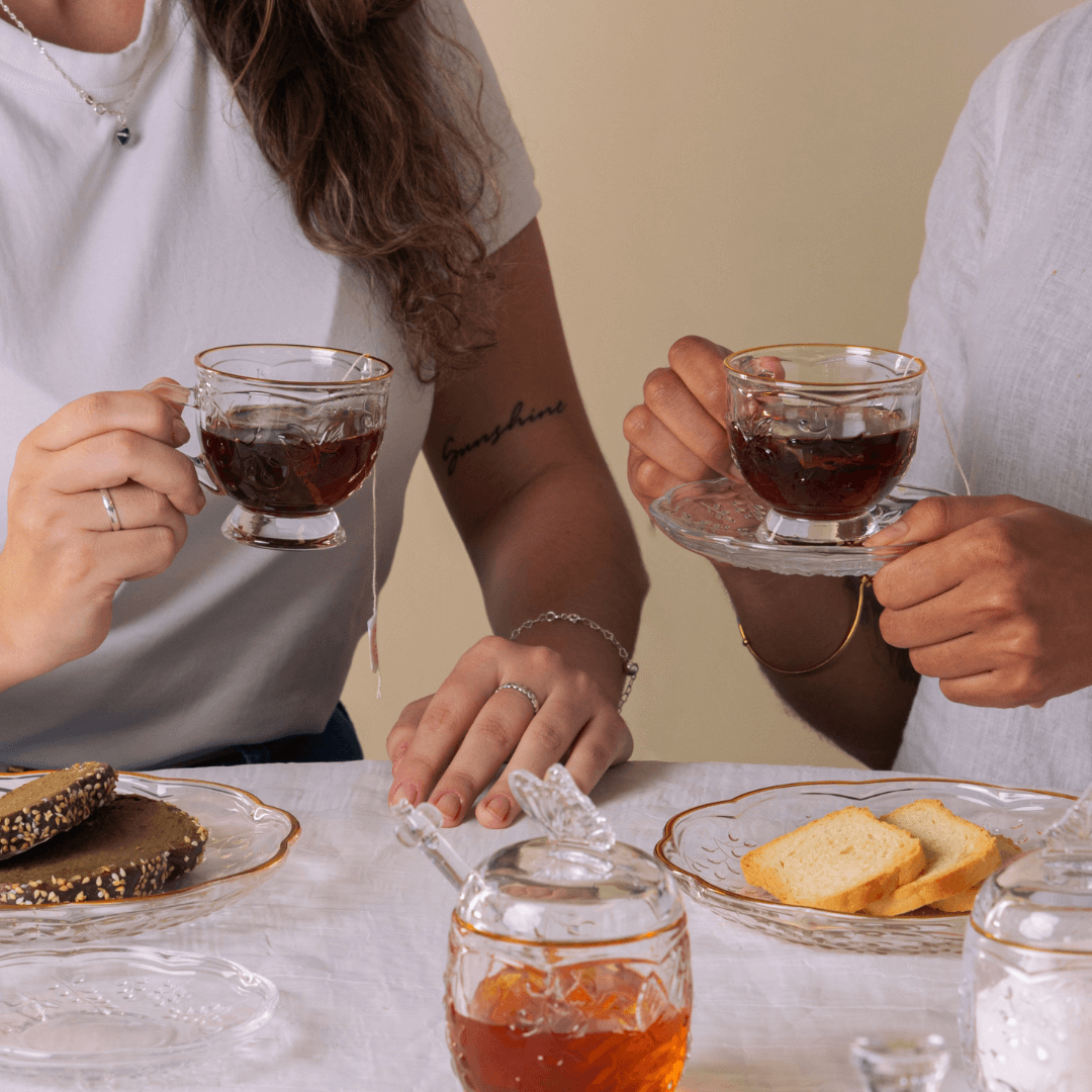 duas xícaras com café e meleira com mel no cantinho do cafe