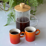 Cafeteira Prensa com café e xicaras laranja