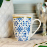 Caneca Super White com Tampa e Filtro Lisboa em Porcelana Azul e Branco 310ml - Ela Decora