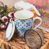 Caneca Super White com Tampa e Filtro Lisboa em Porcelana Azul e Branco 310ml - Ela Decora