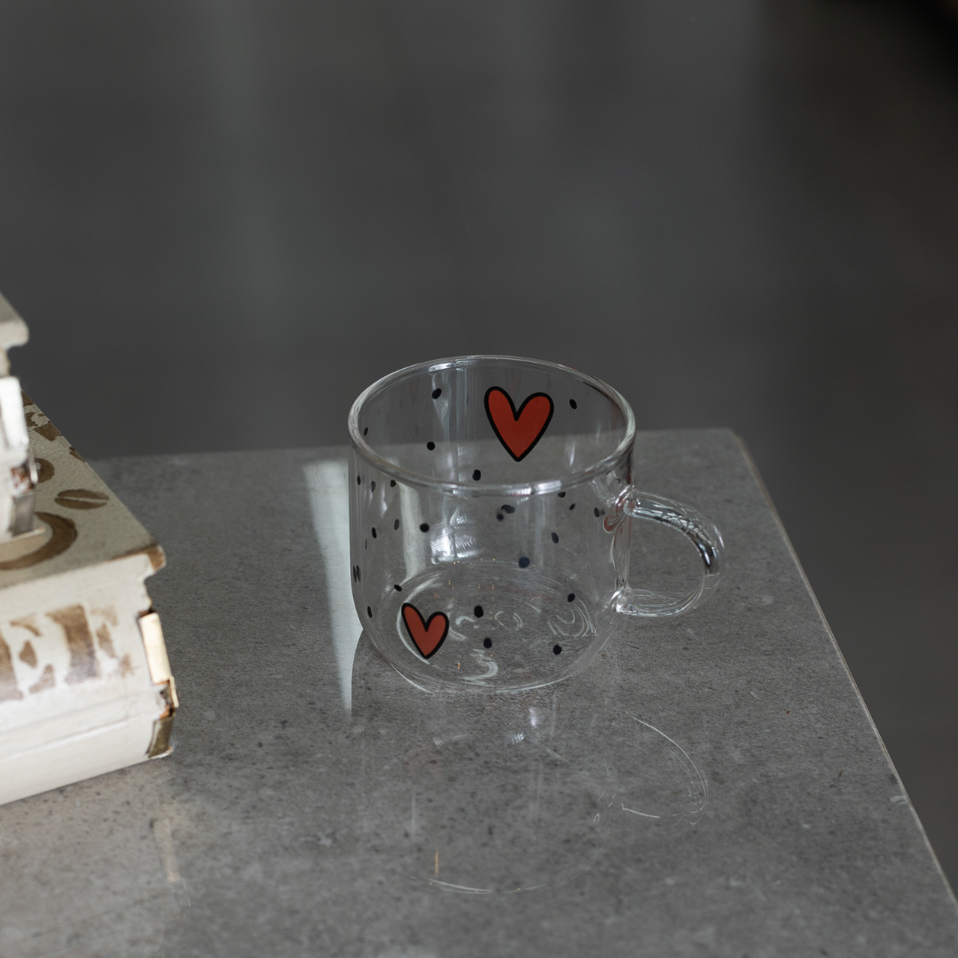 Caneca de vidro borrosilicato com corações vermelhos e pontinhos pretos