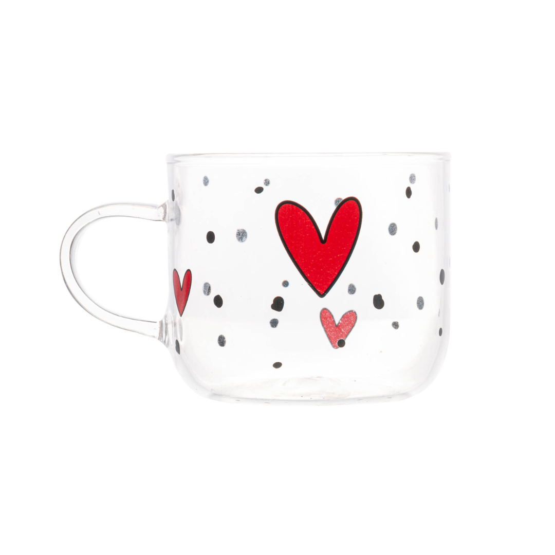 Caneca vidro com três corações vermelhos em tamanhos diferentes e pontos pretos