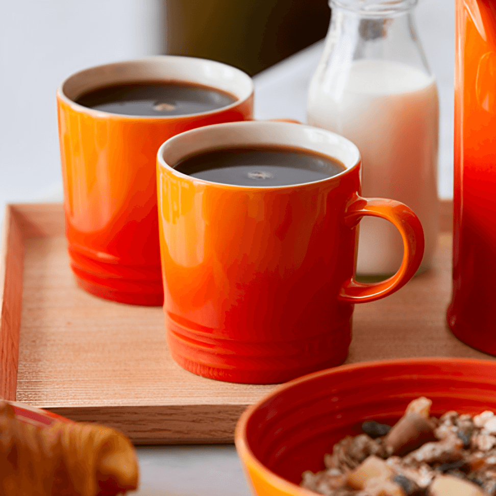 caneca de café laranja le creuset para cafe da manha