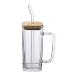 Detalhe da caneca Accio com canudo de vidro e fechamento em bambu