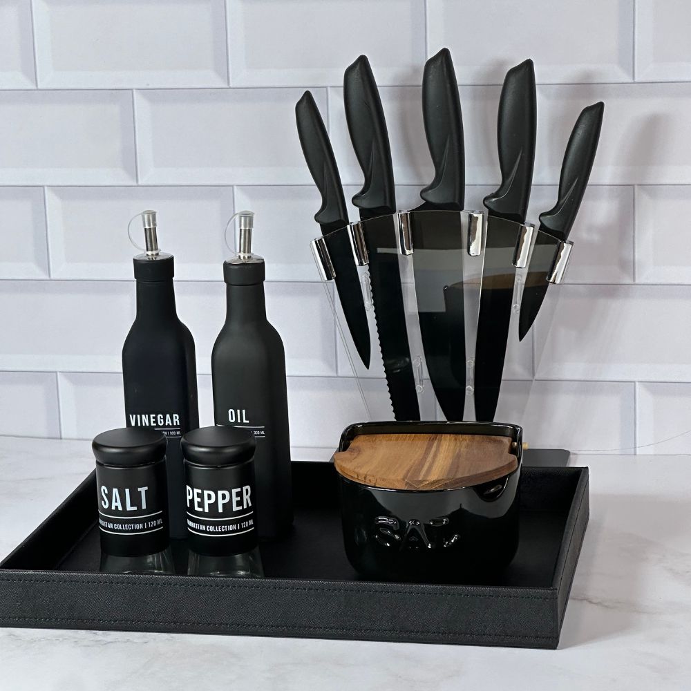 Kit de facas para corte e galheteiro em uma bandeja