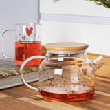 Chaleira vidro com chá quente e xícara combinando conjunto decoração corações