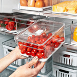 Tomate cereja fresco em organizador transparente na geladeira