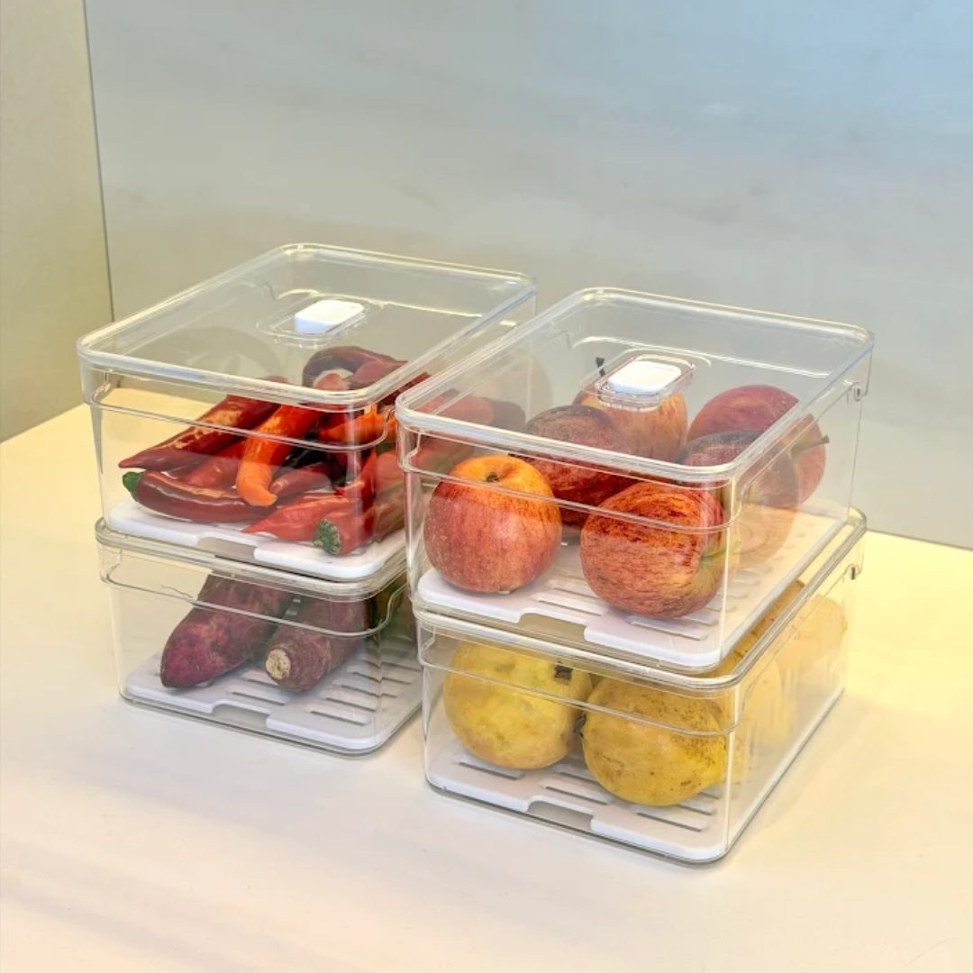 Pilha de organizadores com frutas e vegetais variados