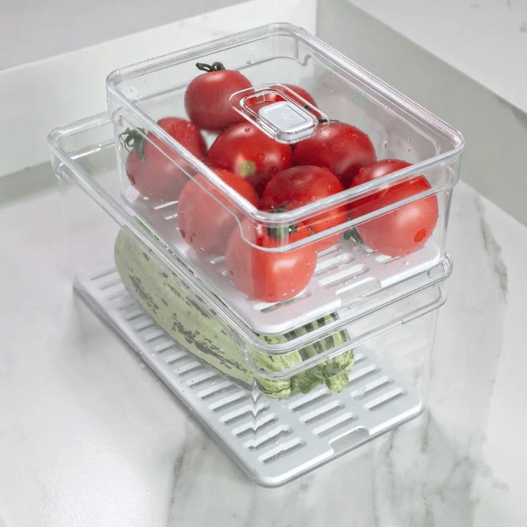 Tomate e brócolis empilhados em organizadores claros