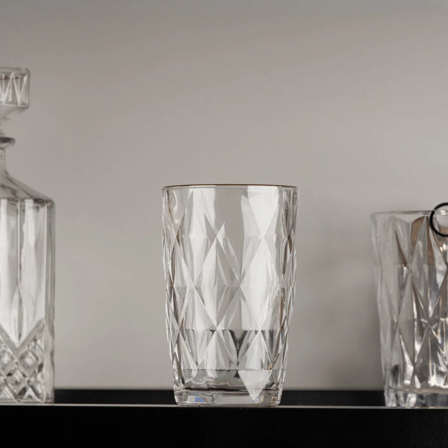 Copo de vidro transparente com textura diamante entre pecas de cristal
