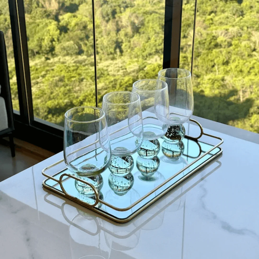 Conjunto 6 taças base esfera verde organizadas em bandeja espelhada