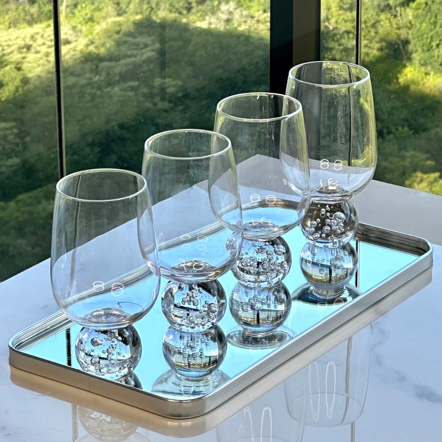 Taças vinho base esfera alinhadas mostrando detalhe da base esférica em vidro
