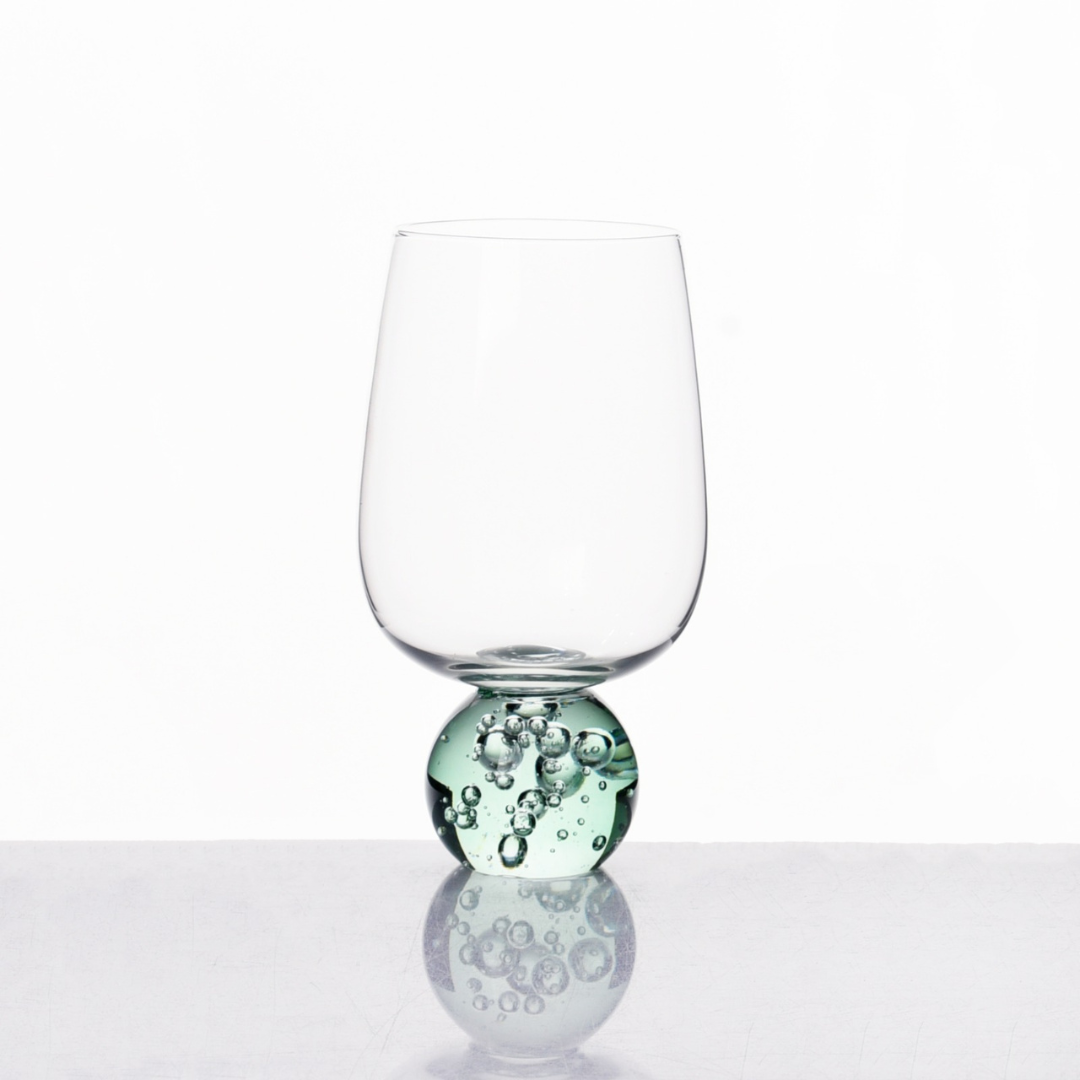 Taça 580ml com base esférica verde em close up