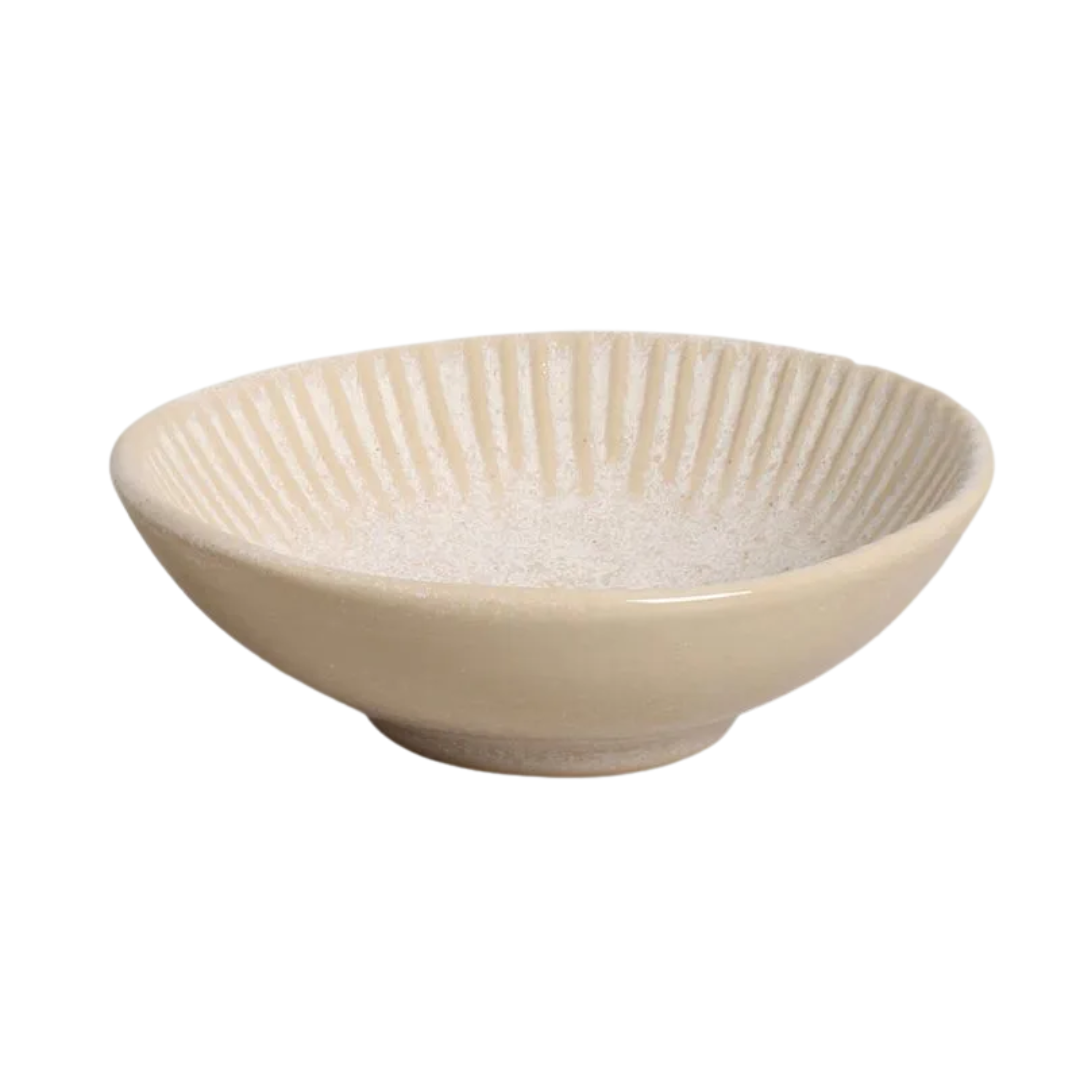 Bowl em cerâmica cor latte com sulcos verticais em fundo branco