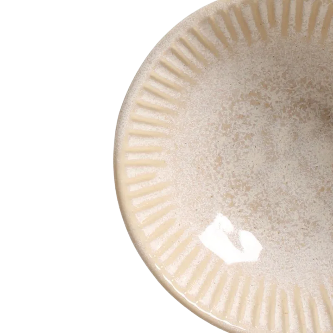 Detalhe das linhas em relevo na borda do bowl cerâmico bege