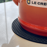 Descanso de Panela Redondo em Silicone Preto 18cm - Ela Decora