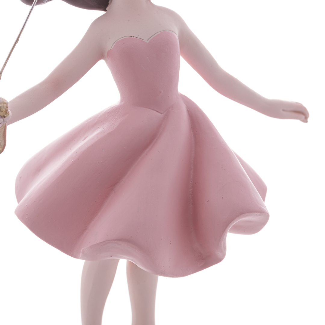 Saia ampla em movimento da figura decorativa com detalhe das pregas