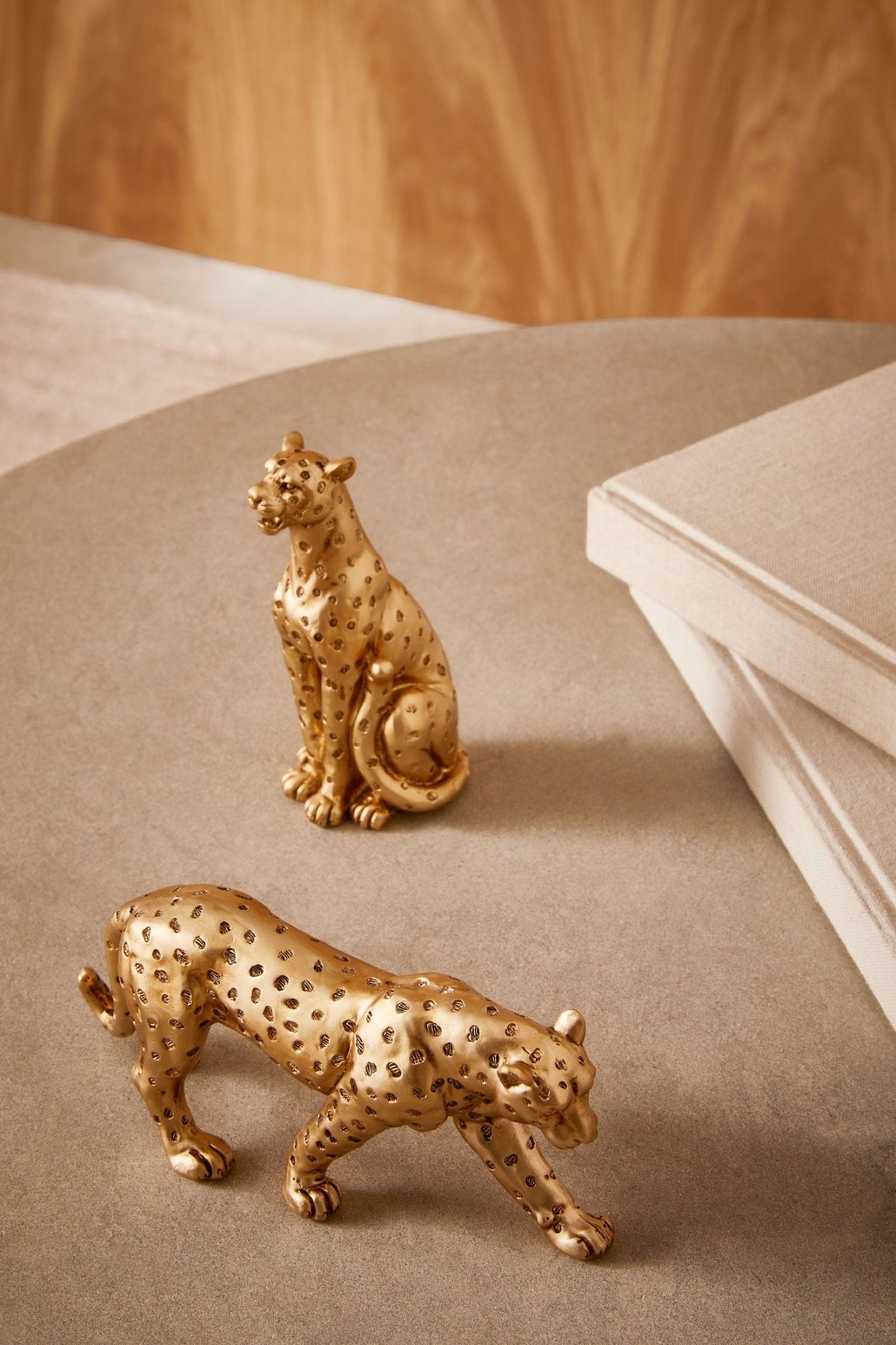 Escultura Leopardo Sentado em Poliresina Dourada 10,5cm - Ela Decora