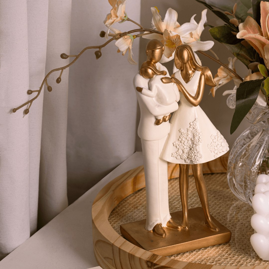 Escultura Familia de Resina Branco e Dourado 20cm