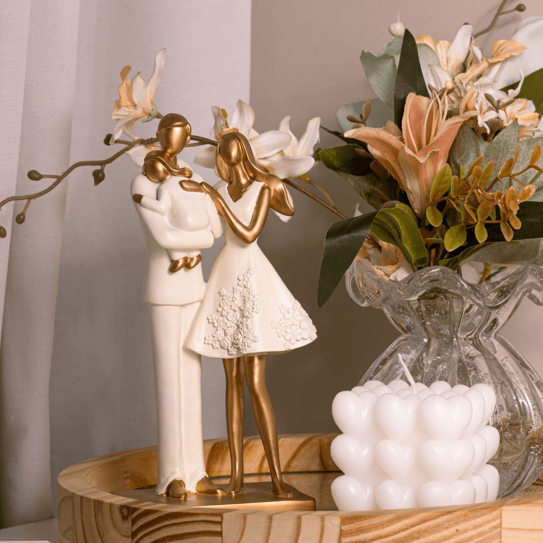 Escultura Familia de Resina Branco e Dourado 20cm