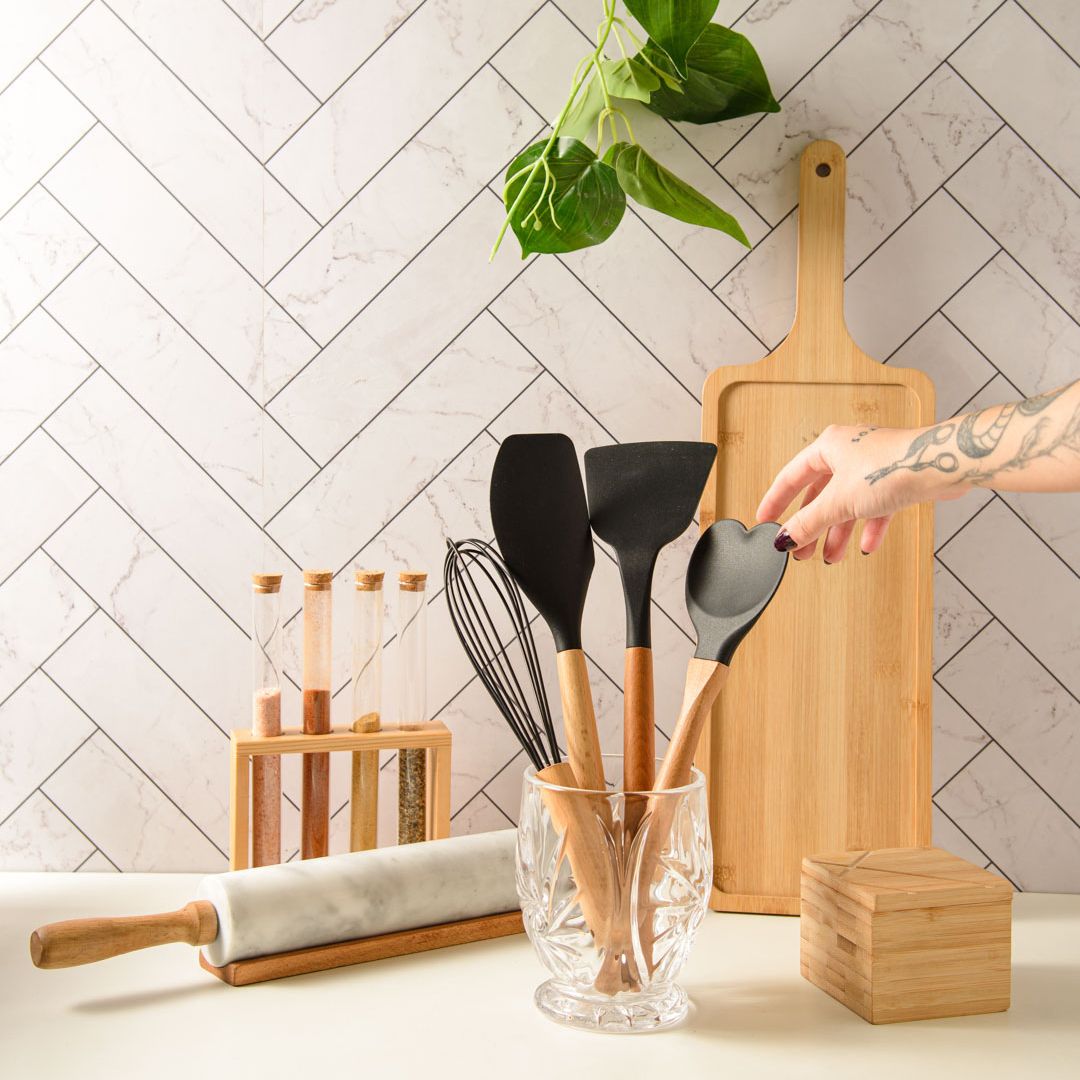 Espátula de Silicone com Cabo de Bambu Charmy Preta 32cm - Ela Decora