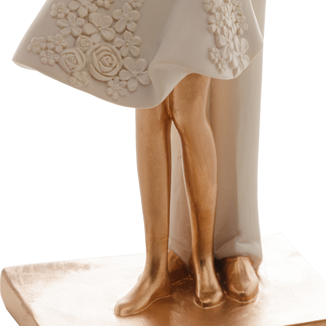 Escultura Familia Unida de Resina Branco e Dourado 20cm