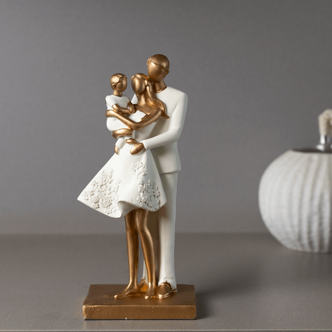 Escultura Familia Unida de Resina Branco e Dourado 20cm