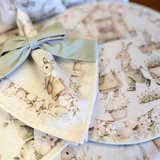 Detalhe do coelho em traje rural no guardanapo com flores silvestres