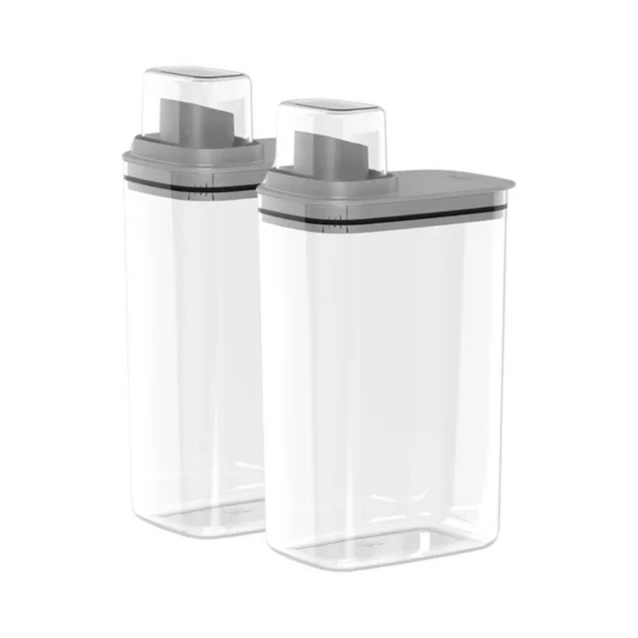 Dois dispensers organizadores transparentes com tampa chumbo sobre fundo branco