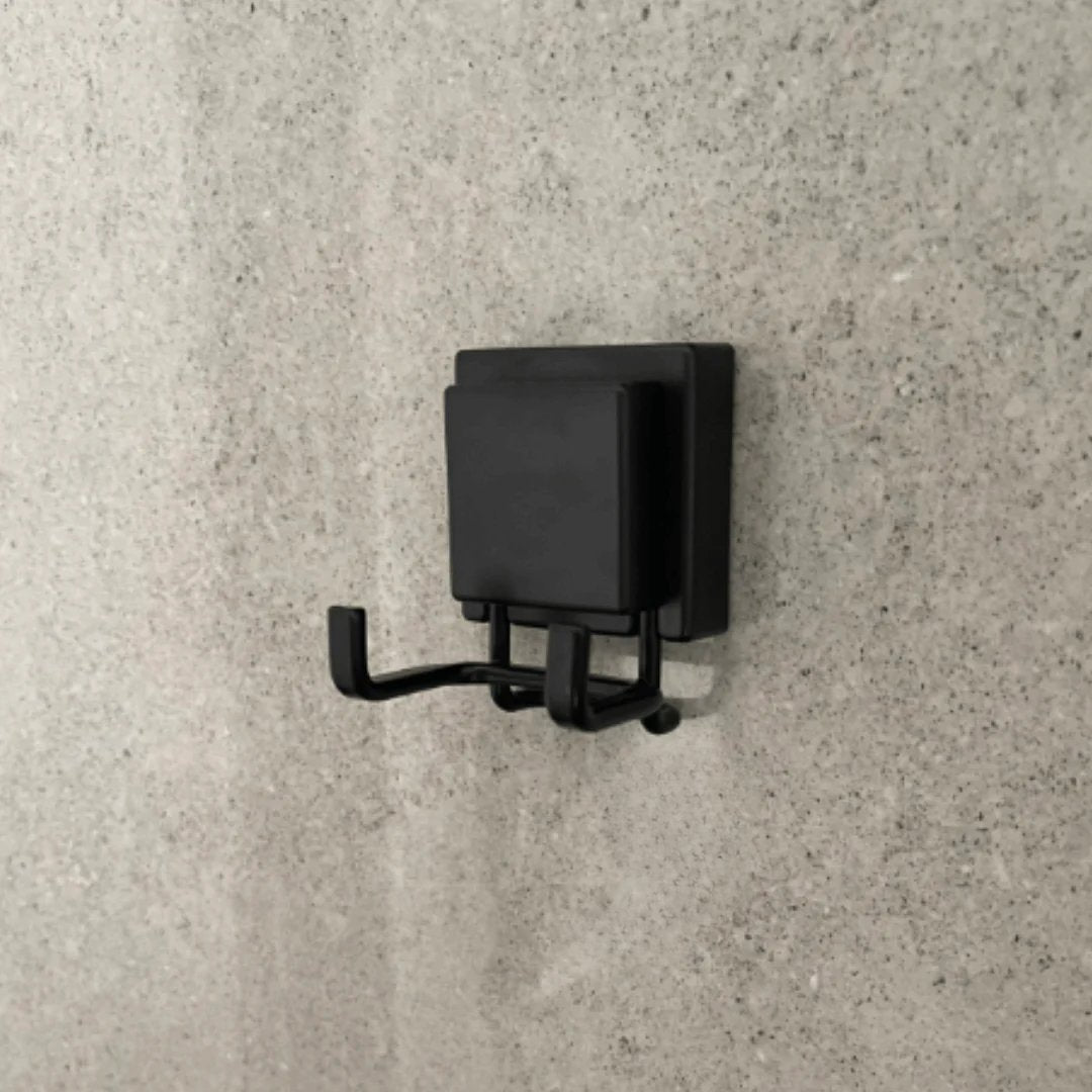 Gancho Duplo de Parede Ventosa Preto Fosco na parede do banheiro
