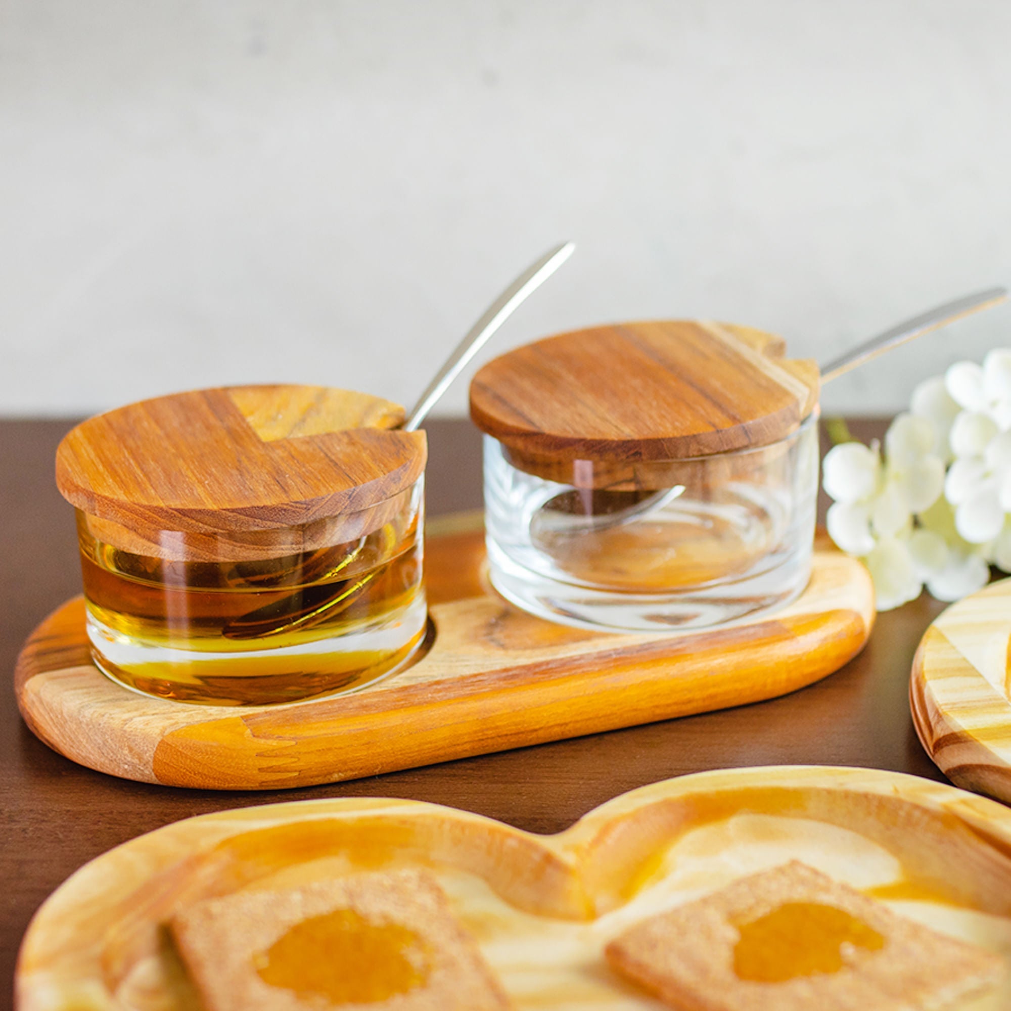 Jogo 2 Potes para Geléia de Vidro com Suporte de Madeira e Colher Teca - Ela Decora