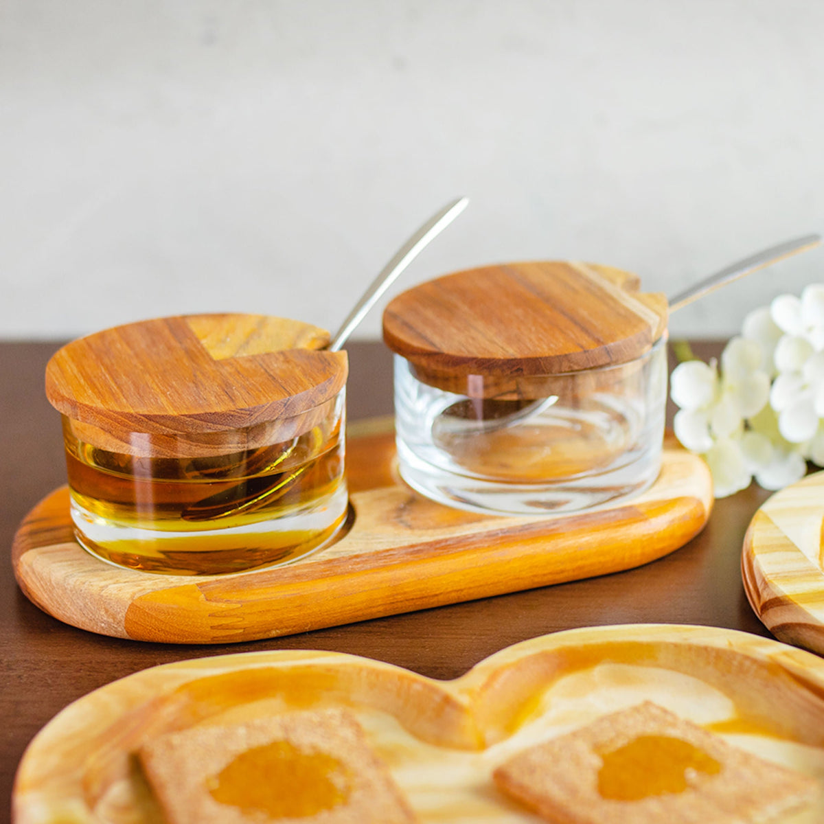 Jogo 2 Potes para Geléia de Vidro com Suporte de Madeira e Colher Teca - Ela Decora