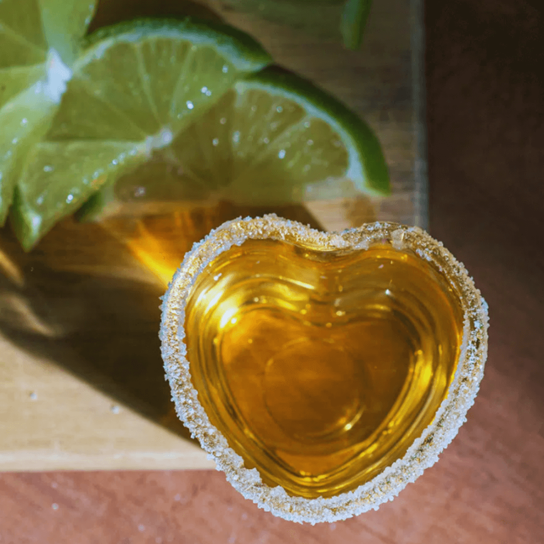 Jogo 6 Copos para Shot Licor de Vidro Coração Âmbar 45ml - Ela Decora