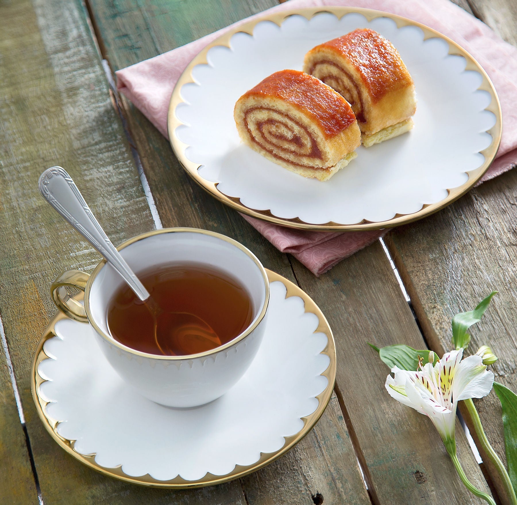 Jogo 6 Xícaras de Chá Porcelana com Pires Egg Branca e Dourada 200ml - Ela Decora