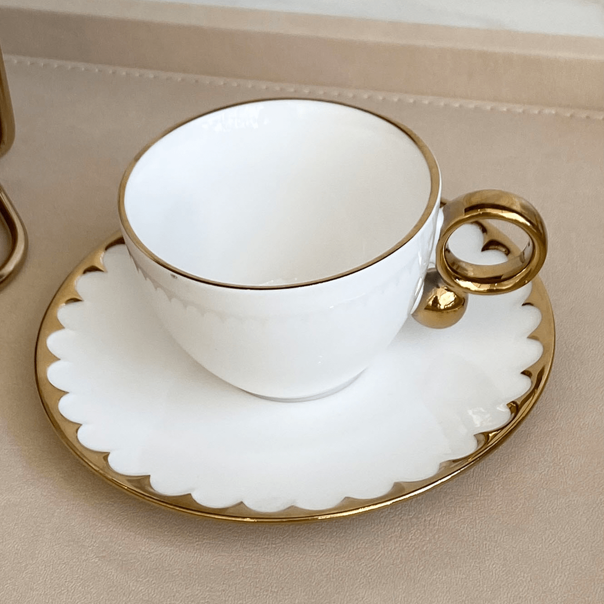 Jogo 6 Xícaras de Chá Porcelana com Pires Egg Branca e Dourada 200ml - Ela Decora