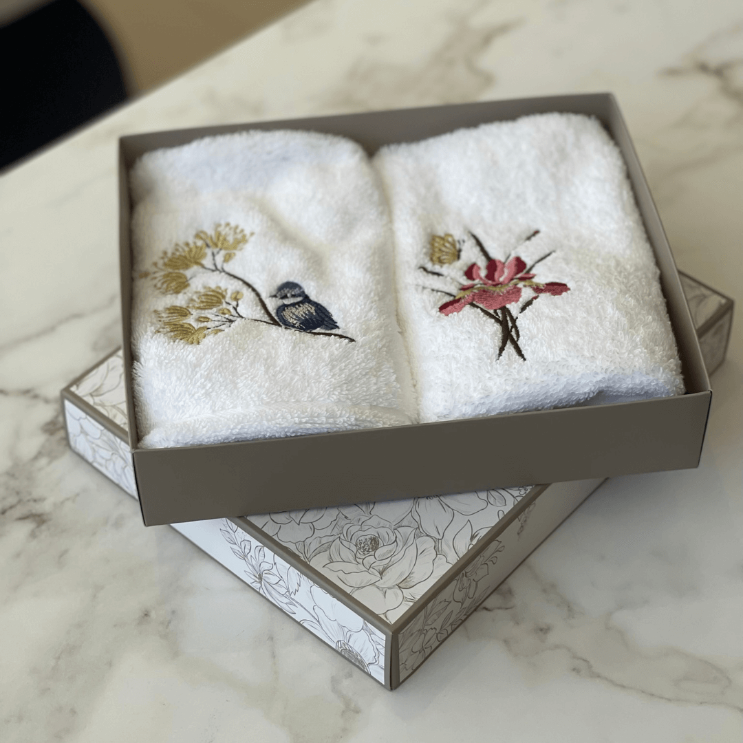 Jogo de Visita Toalha de Lavabo Floreale em Algodão Branca 50cm x 30cm Embalagem Presenteável 2 Peças Trussardi - Ela Decora