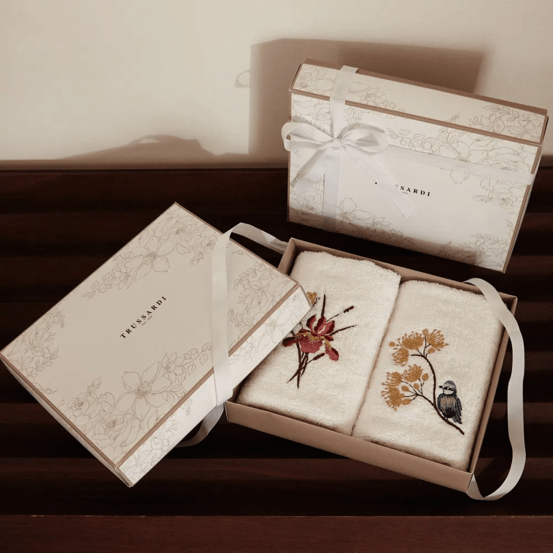 Jogo de Visita Toalha de Lavabo Floreale em Algodão Branca 50cm x 30cm Embalagem Presenteável 2 Peças Trussardi - Ela Decora