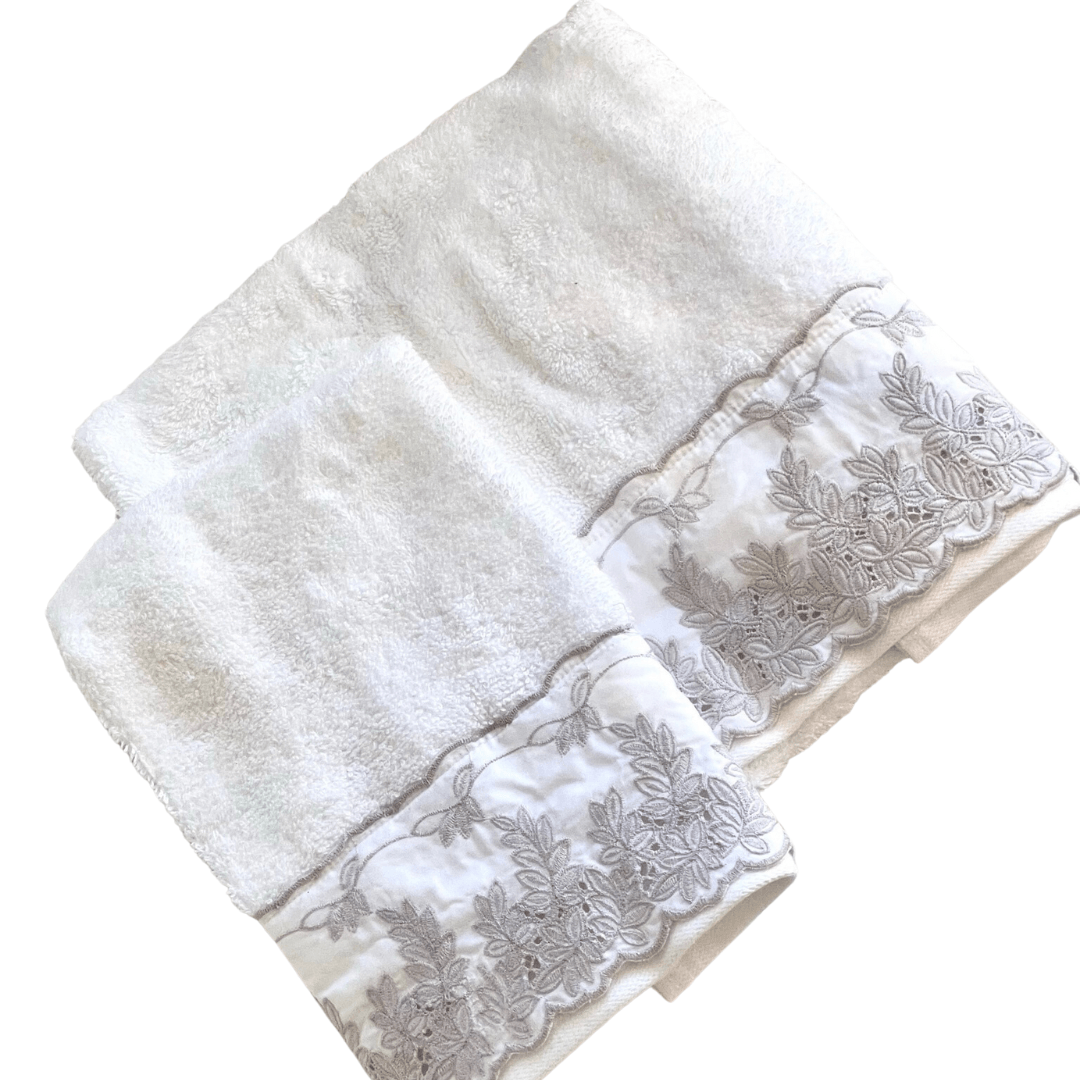 Jogo Toalha de Rosto e Lavabo Imperiale em Algodão Branco com Bordado Cinza 2 Peças Trussardi - Ela Decora